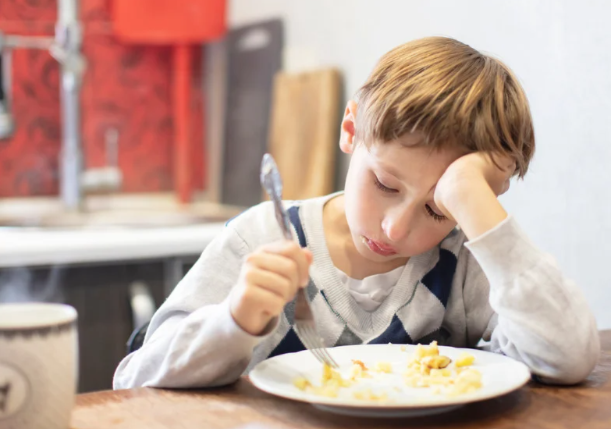 kebutuhan susu anak, susu untuk anak usia 1-3 tahun, susu harian anak, konsumsi susu yang aman, susu dan zat besi, pola makan sehat anak, susu vs MPASI, susu berlebihan pada anak, porsi susu anak